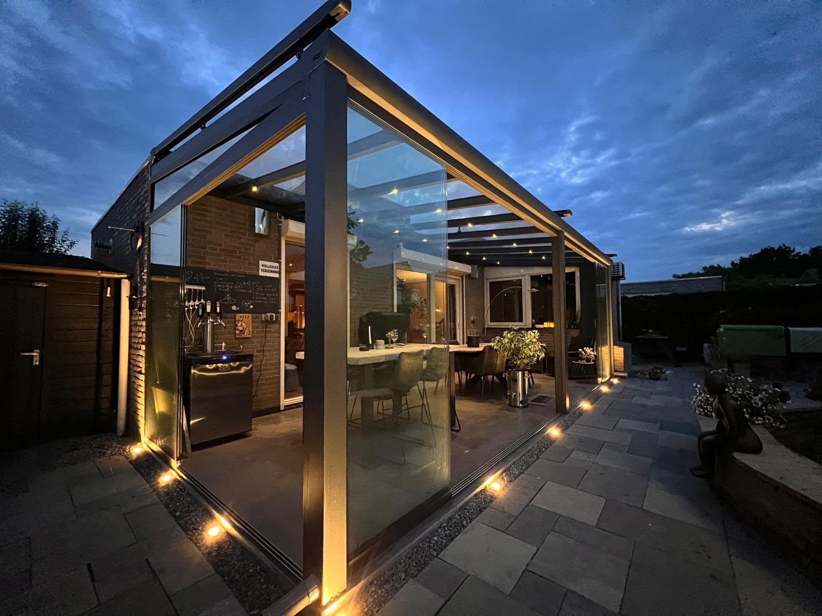 Veranda in de avond met ingebouwde sfeerverlichting