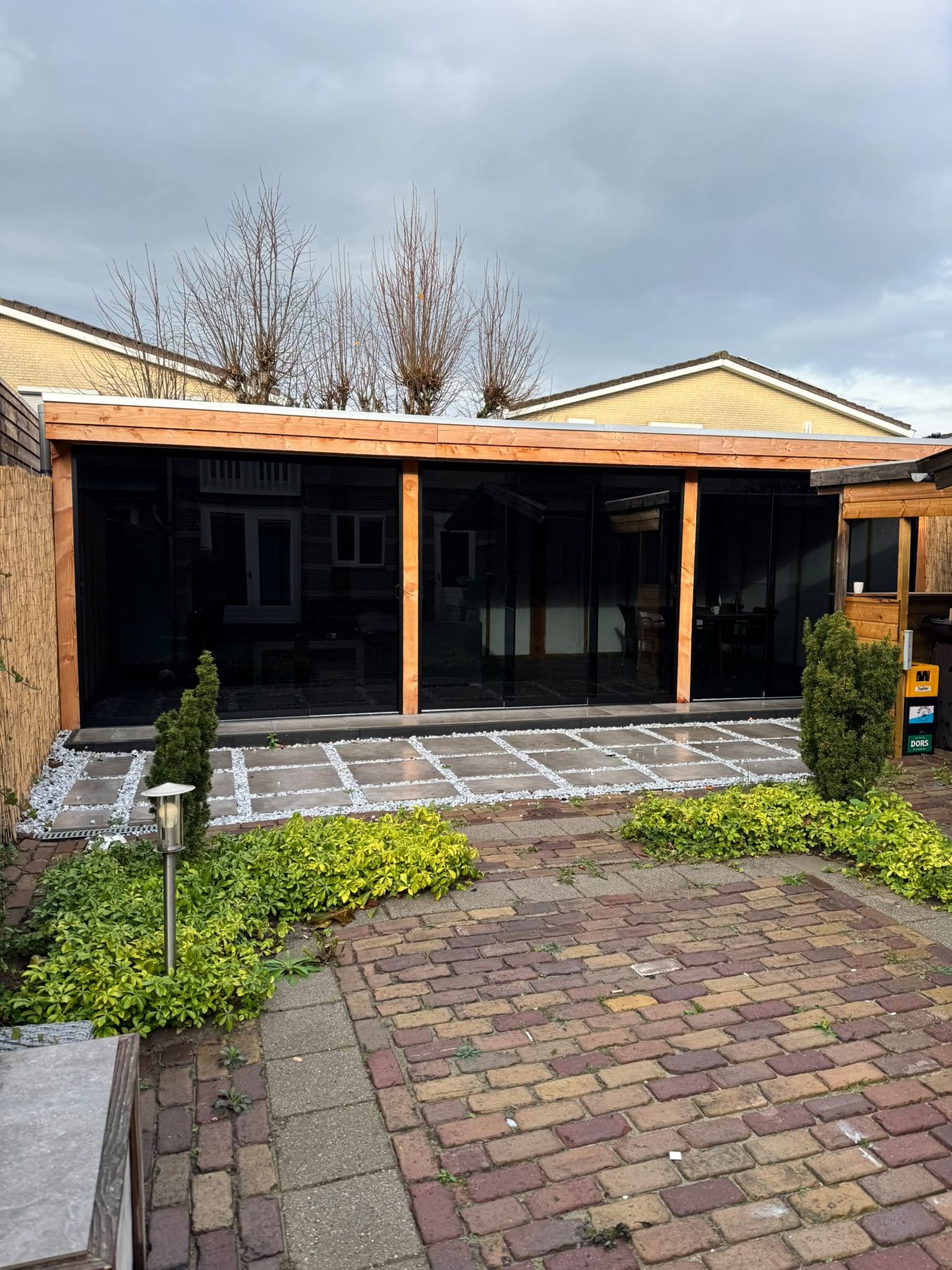 Antraciet veranda met dichte schuifpui