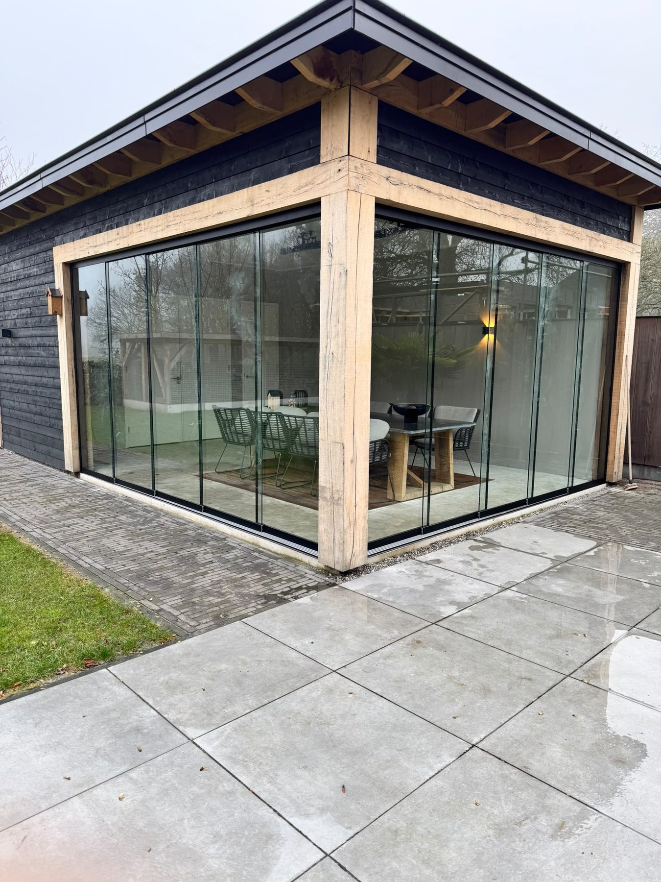 Eikenhouten tuinkamer met glazen hoekschuifwand