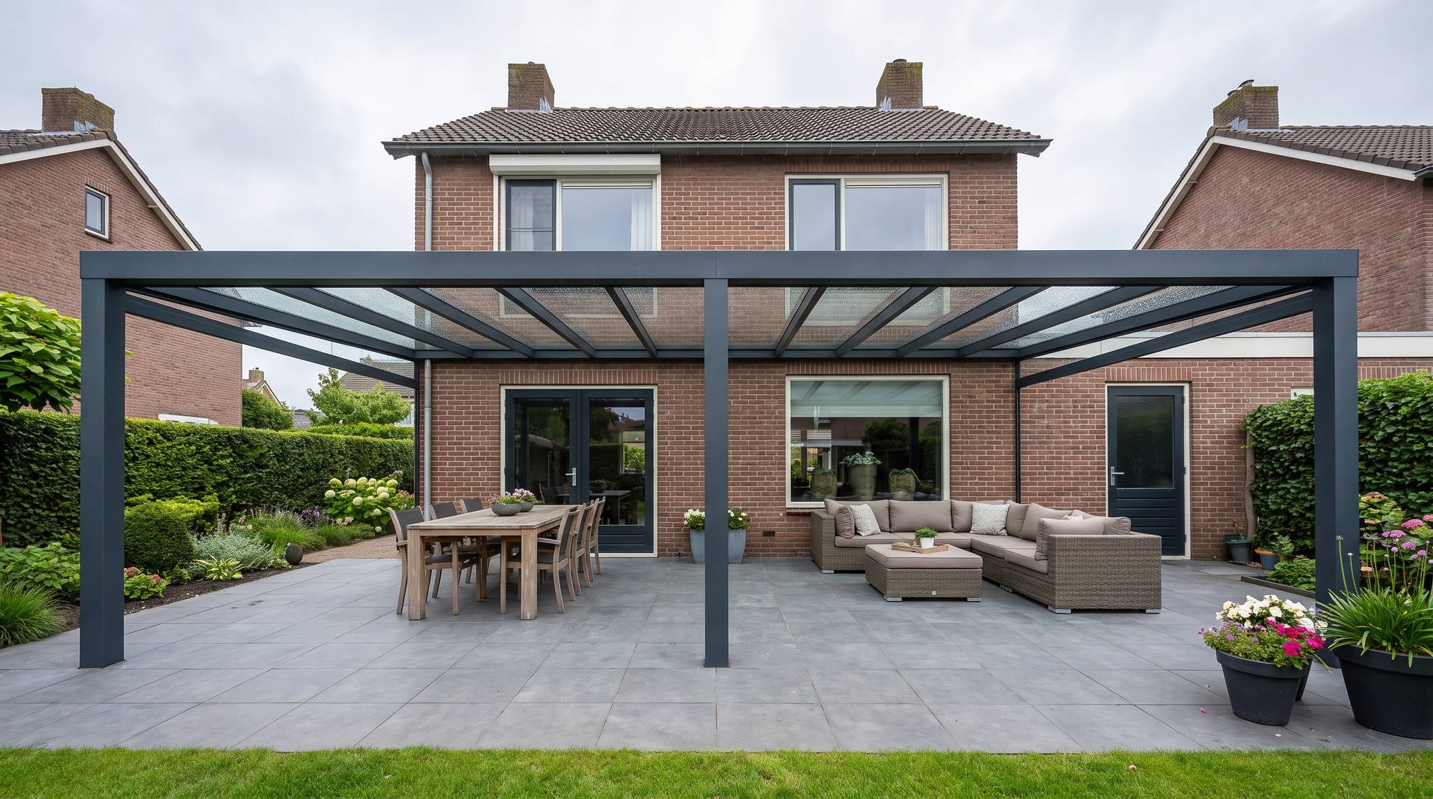 Brede veranda over een heel terras